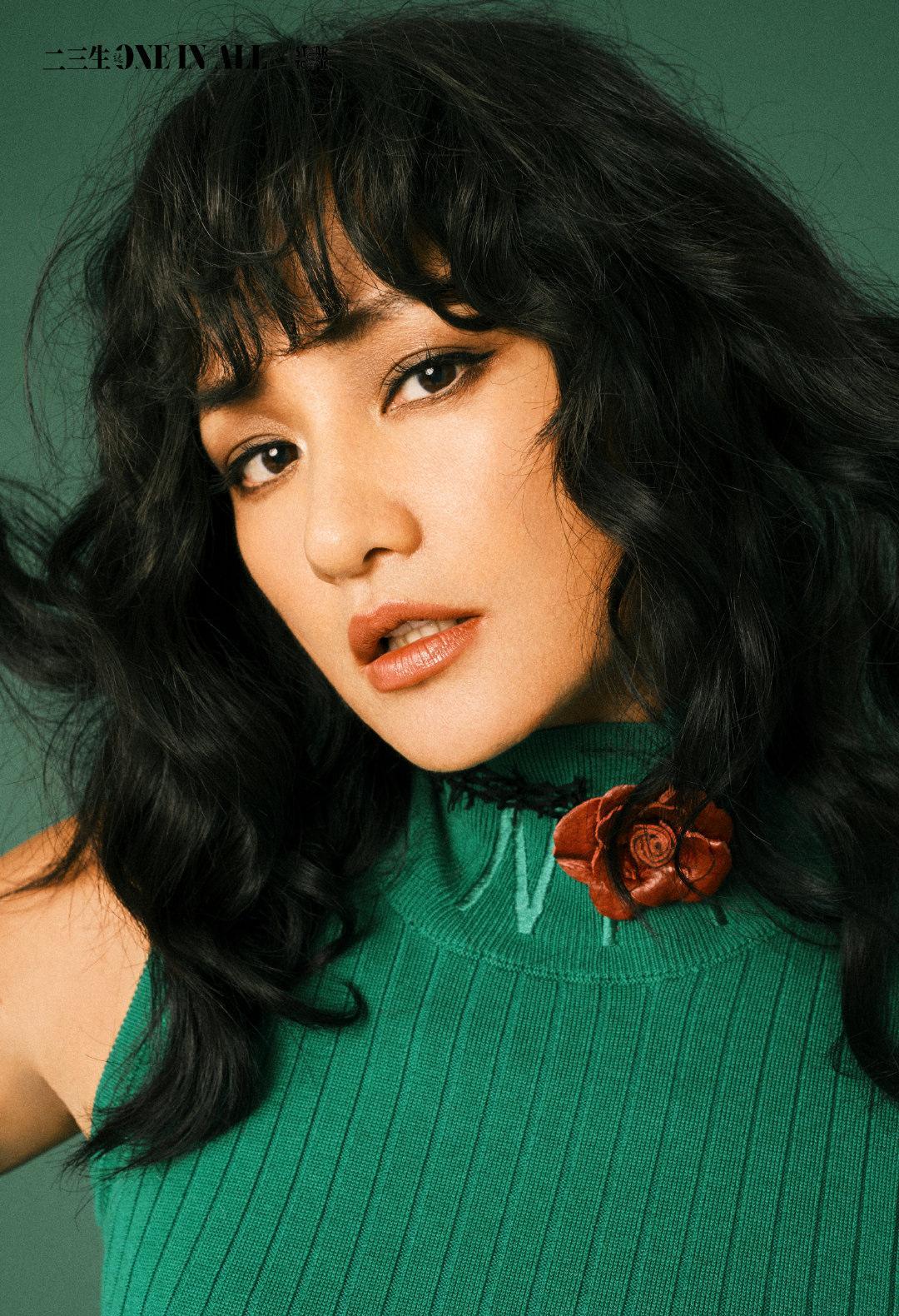 瞿颖当年抓到李亚鹏和周迅的绯闻现场，回家一脸丧，等着被安慰。
结果她妈丁家珍一句