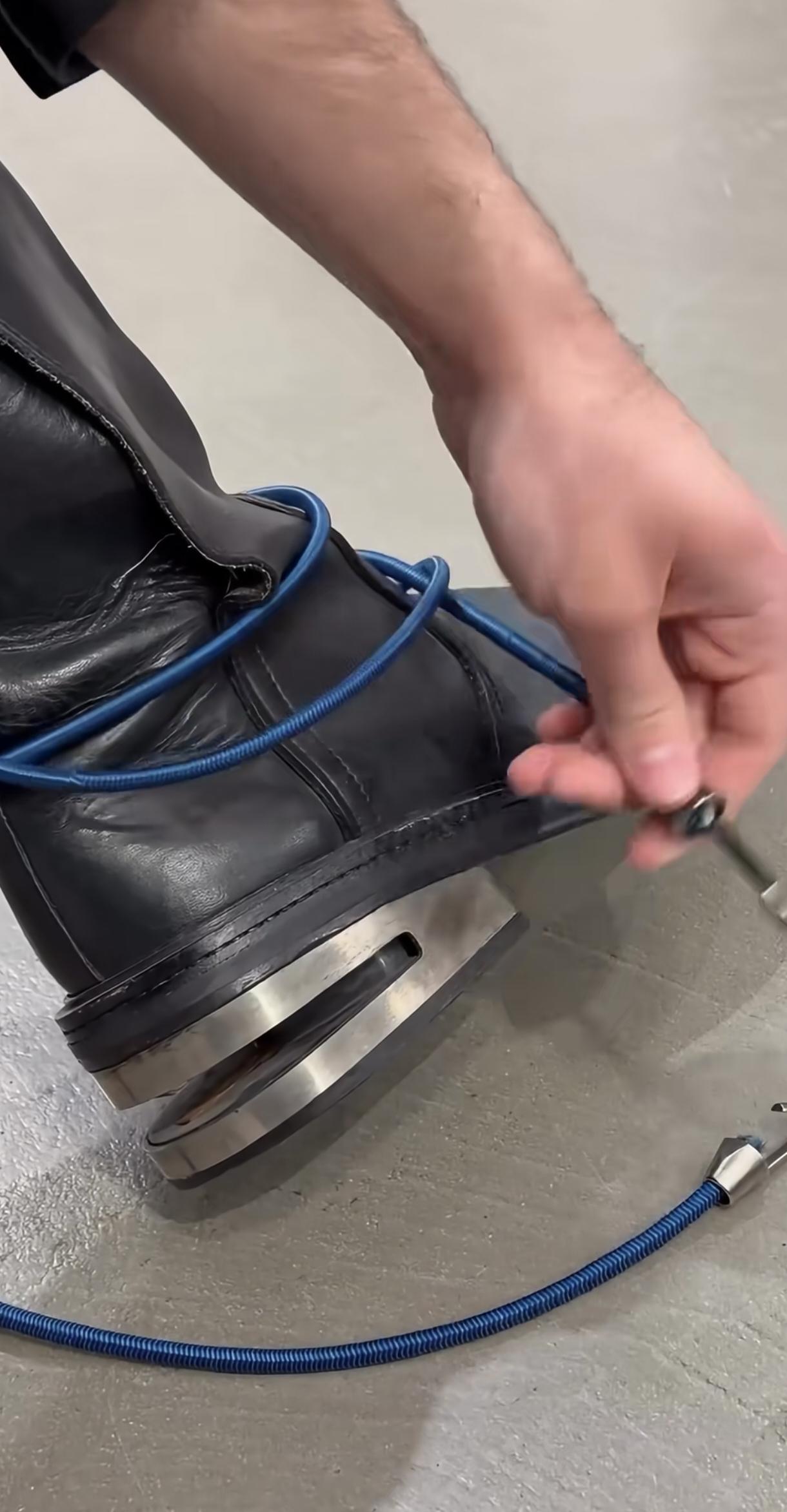 这鞋绝对新颖，鞋带看成数据线了。不论好不好看，貌似多粗的小腿都能套进去诶。看着像