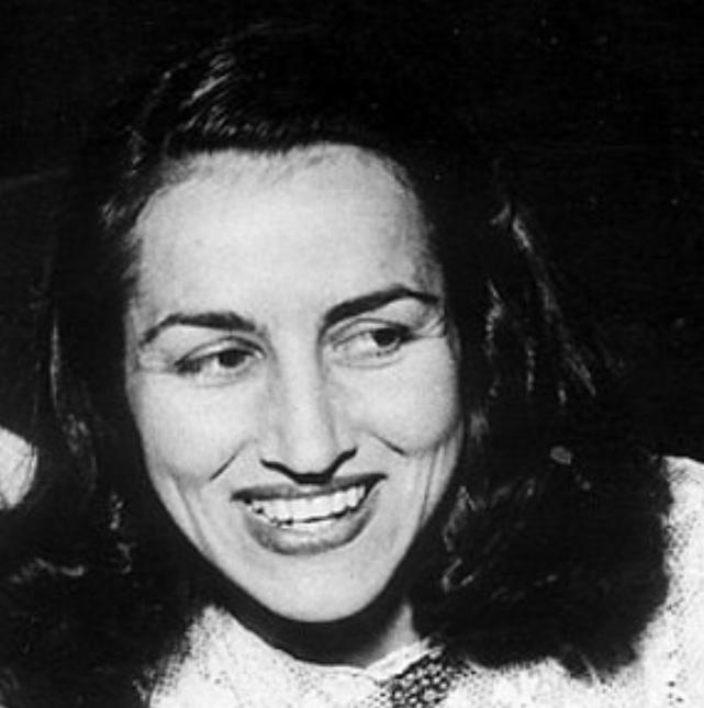 1943年5月的巴黎，一碗樱桃被端到了21岁的弗朗索瓦丝·吉洛面前。

那天，2