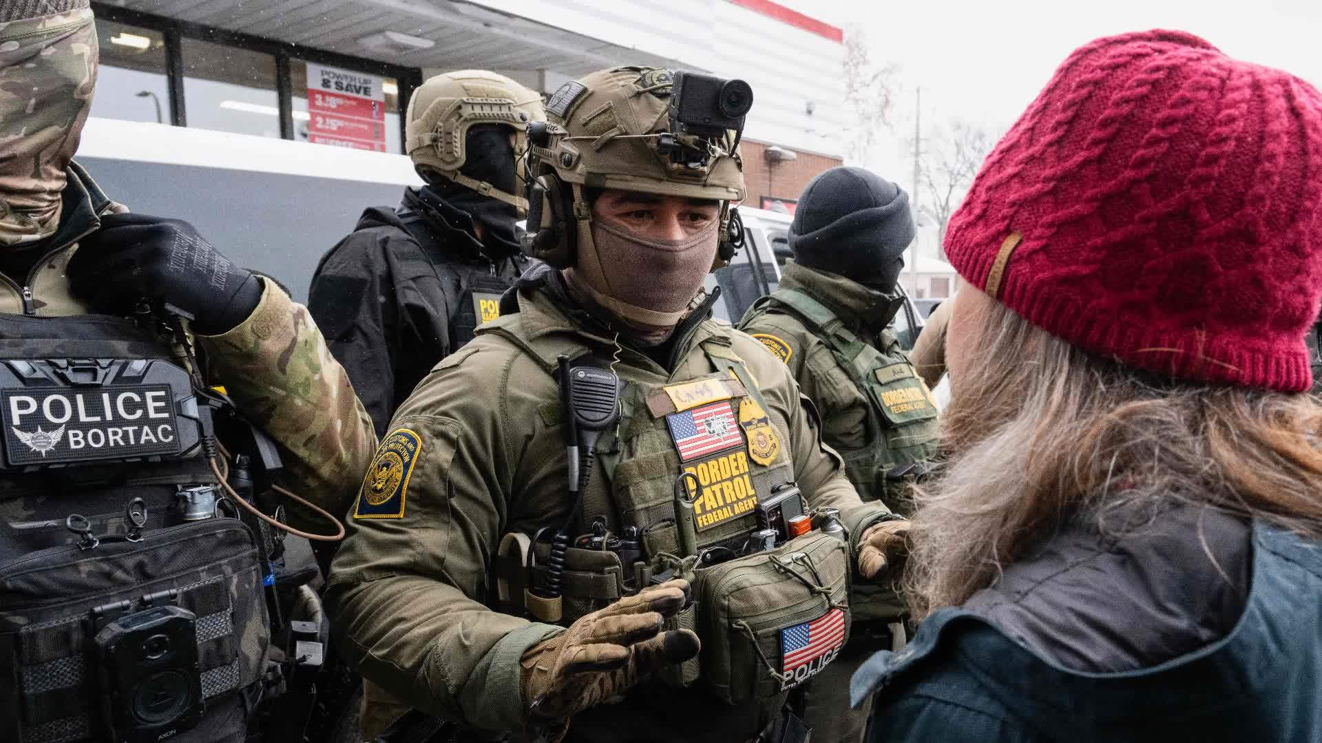 特朗普就美国公民被执法人员枪杀事件表态，称人们不能携带枪支行走。其言论背离了共和