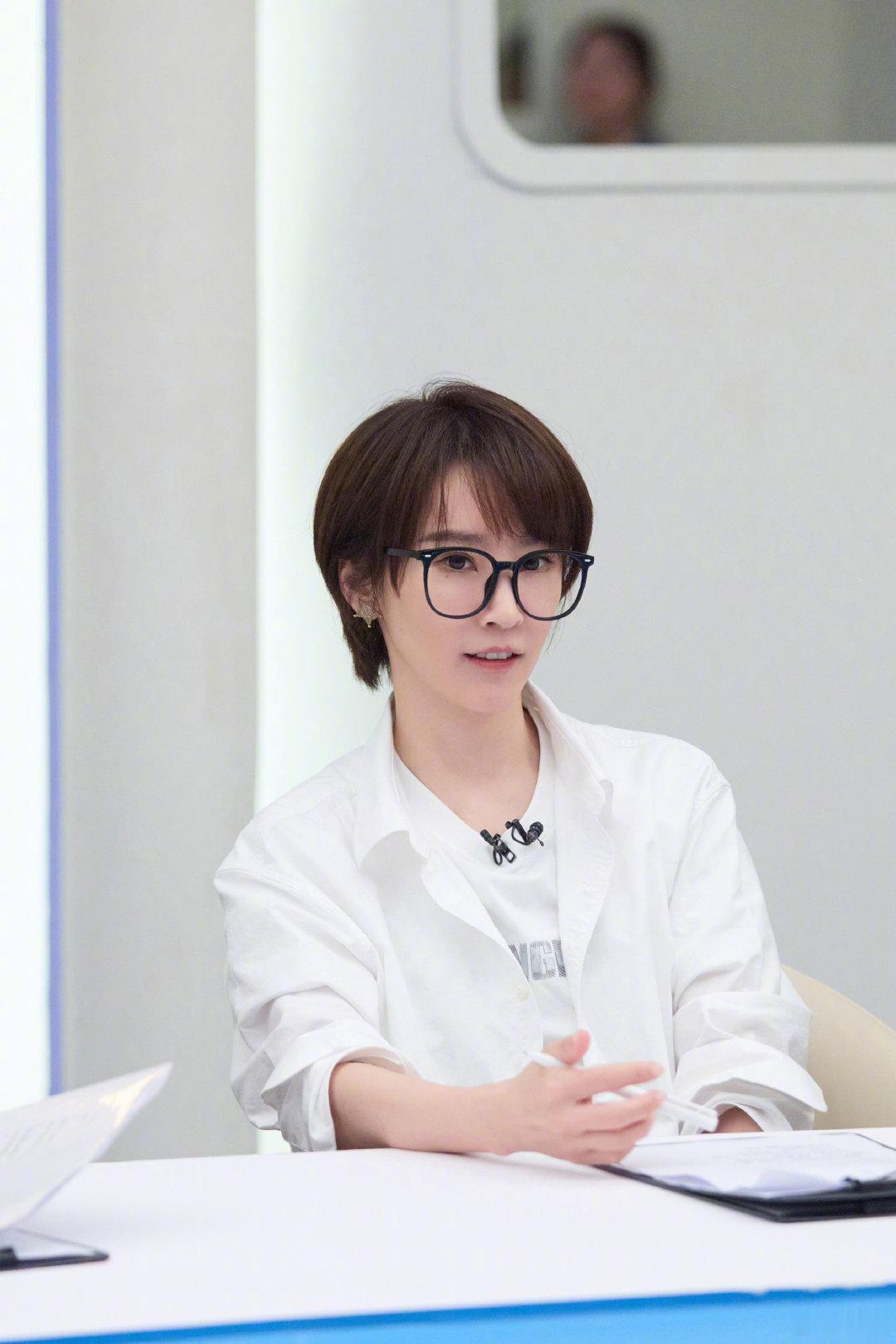徐梦洁谢楠乘风版白娘子许仙 乘风2026徐梦洁纸伞一撑古韵十足，瞬间梦回经典故事