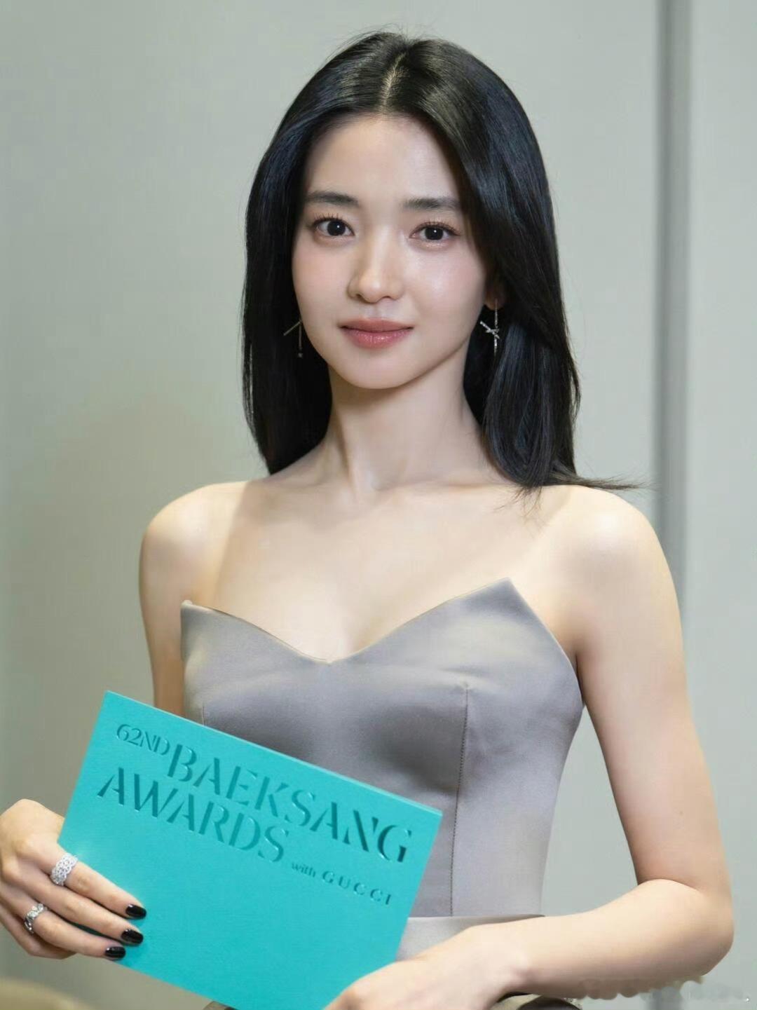 金高银金泰梨韩国90花断层第一好喜欢金泰梨的长相，很帅很高级很有气质，视后实至名