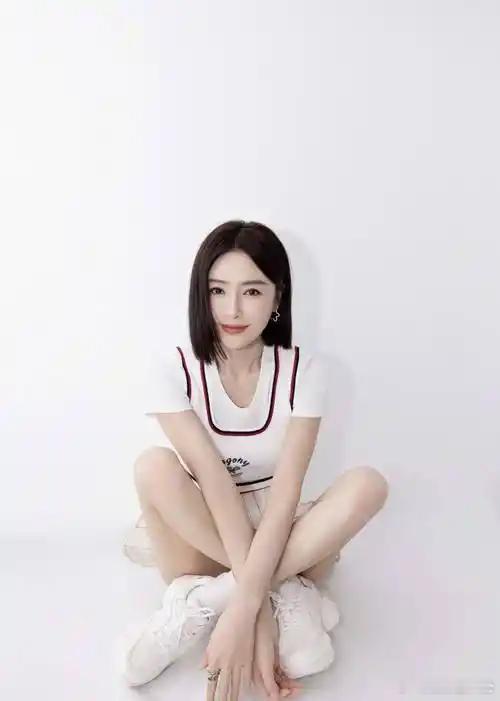 健康美才是真的美，秦岚的自律让人佩服，状态保持得真好。 ​​​