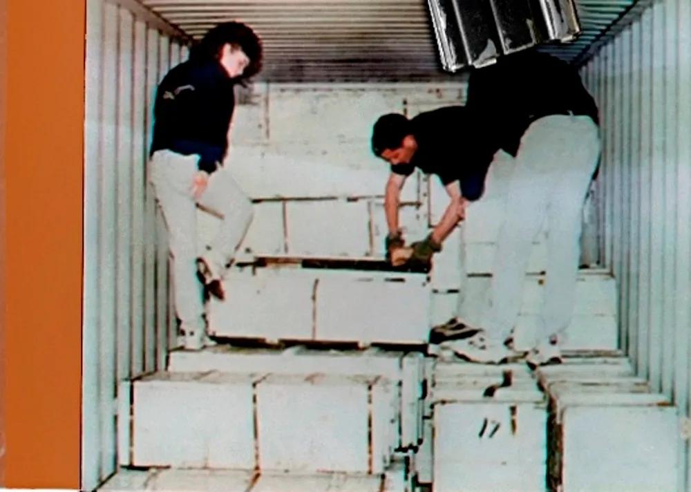 1994,美国龙火行动，火器管理局特工抓导一个装有56-1型板条箱的运输集装箱，