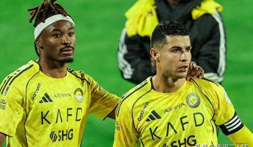 C罗伤病升级引爆世界杯倒计时，六度征战命运悬而未决

夜幕下的足球场，谁能料到一