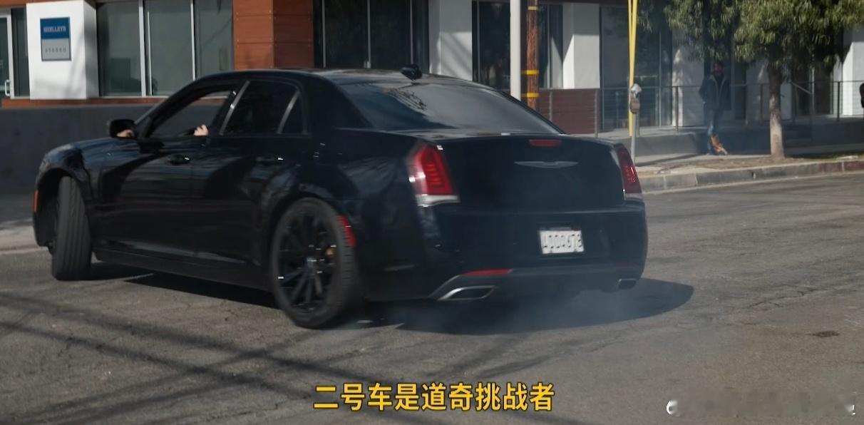 巴音布鲁克的风吹到了洛杉矶 锤哥这个隐藏的赛车狂终于藏不住了，平时开车稳一进片场