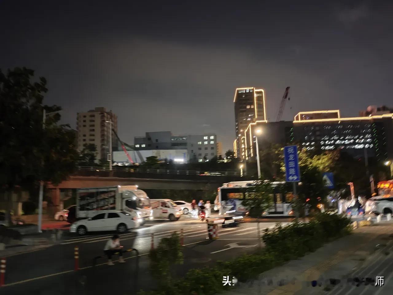 唱《沁园春·雪》为自己注入活力
   南国深圳的傍晚，19点整，路灯准时亮起，这