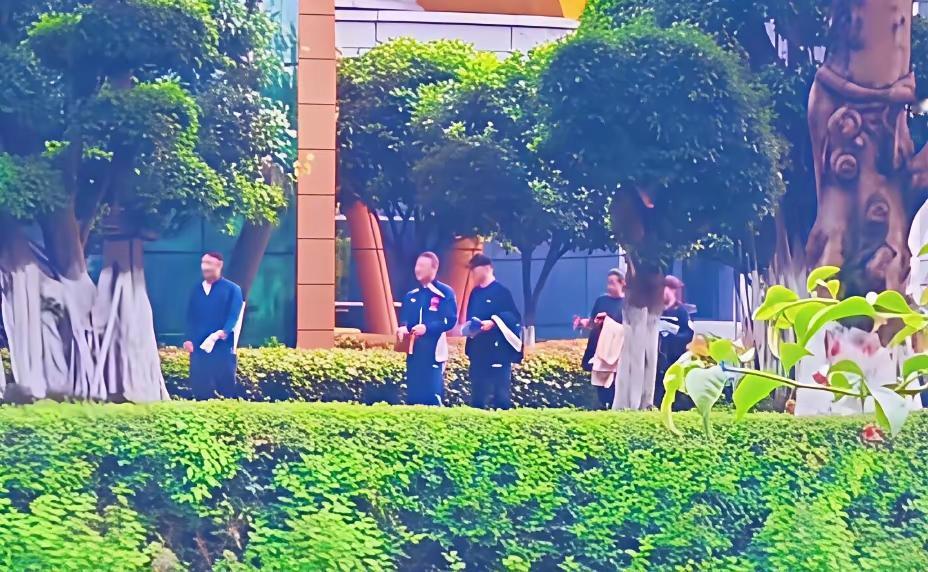 4月15日参加世乒赛队员的省(市)队教练员来成都看望自家的孩子来了！[赞][鼓掌