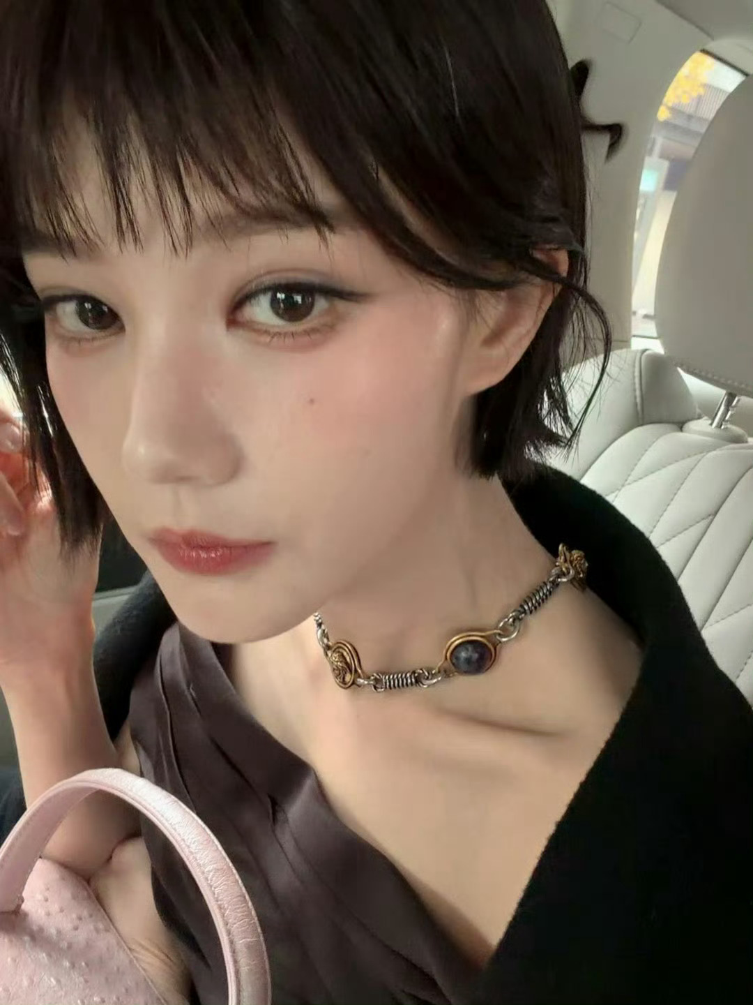 参见美女女王李一桐 这么小一只 肯定很好rua