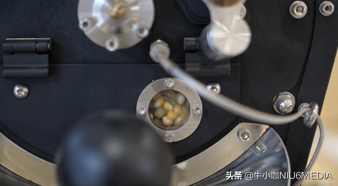 继上次蒜臼倒咖啡豆后，新的脑洞来了！烘豆机版爆米花，咖啡豆和爆米花同时完成，真香