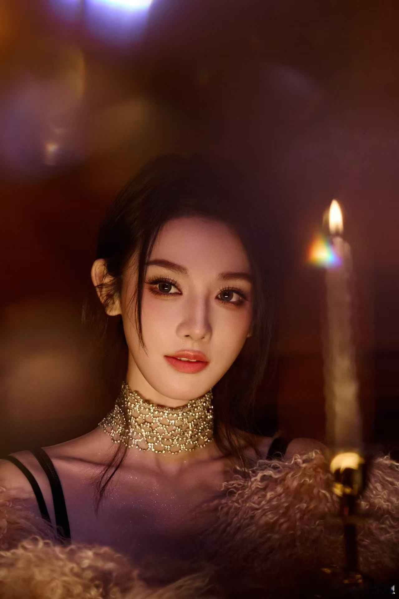 彭小苒这个背不拔罐可惜了 被彭小苒的背部美学震撼到失语！这哪是脊椎线分明是艺术品