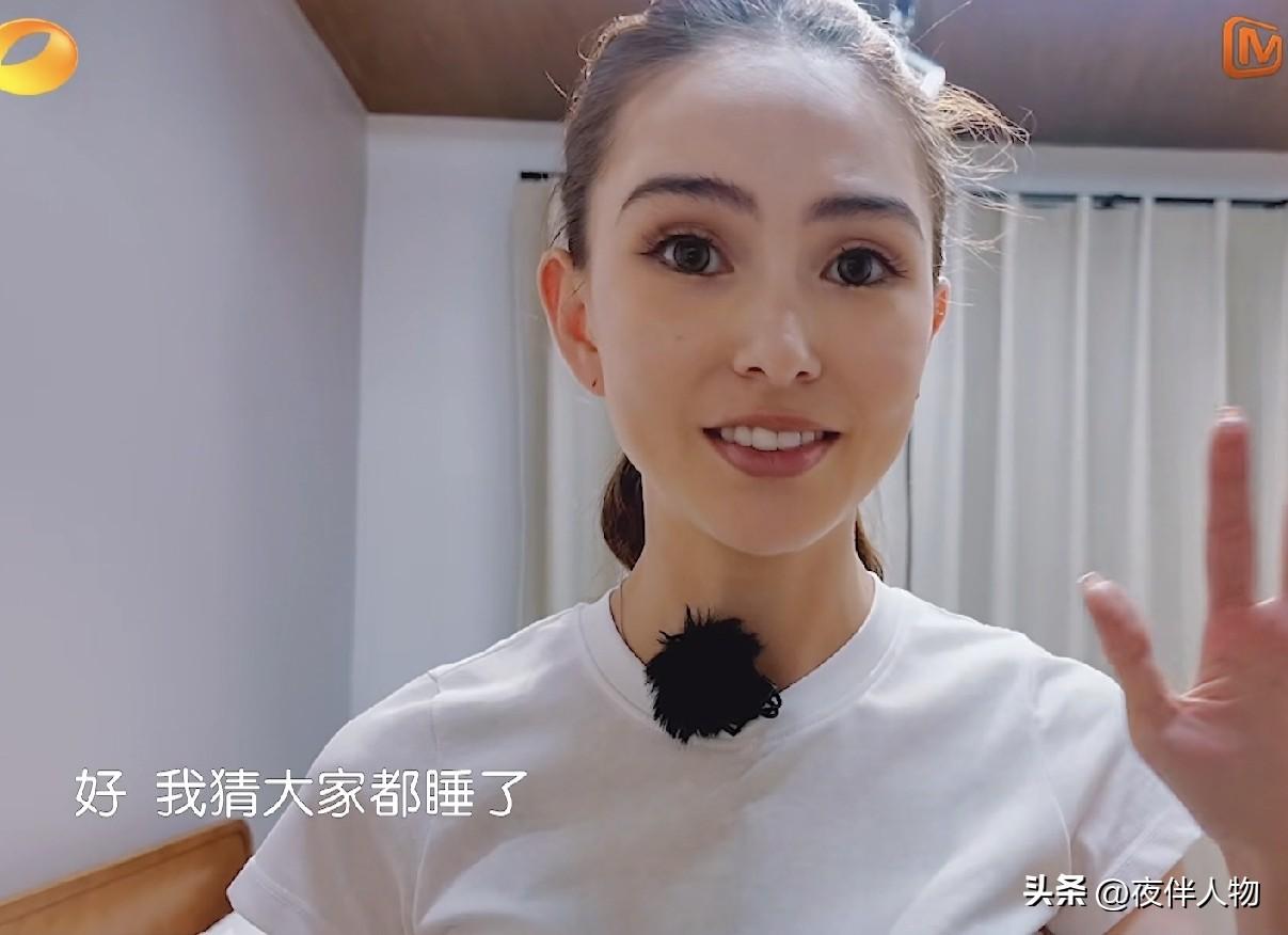 昆凌太有教养了，深夜回到清迈中餐厅，一进院子就把沉重的行李箱拎起来。她说不能吵到