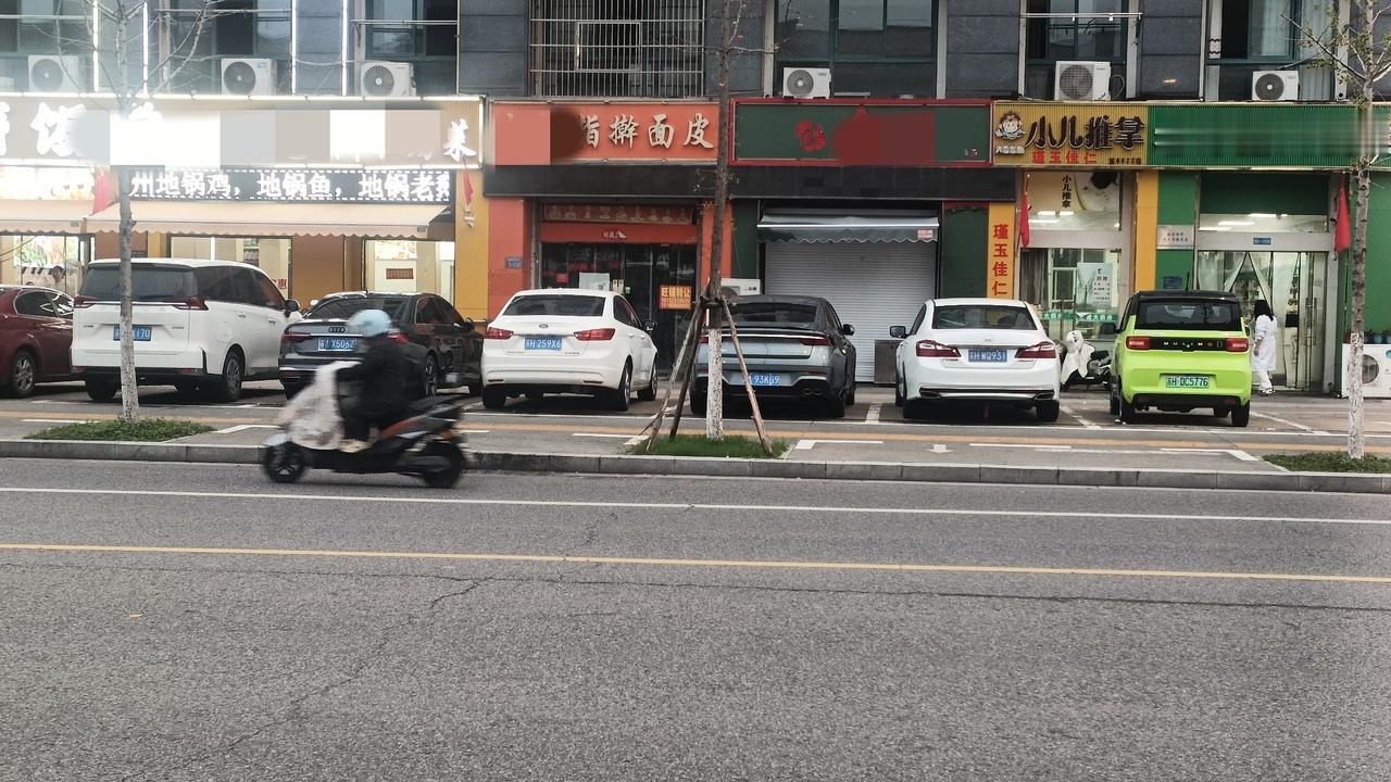 今天是国庆节，淅淅沥沥的小雨下了一夜，我和梅子依然包了240多笼小笼包和汤包。根