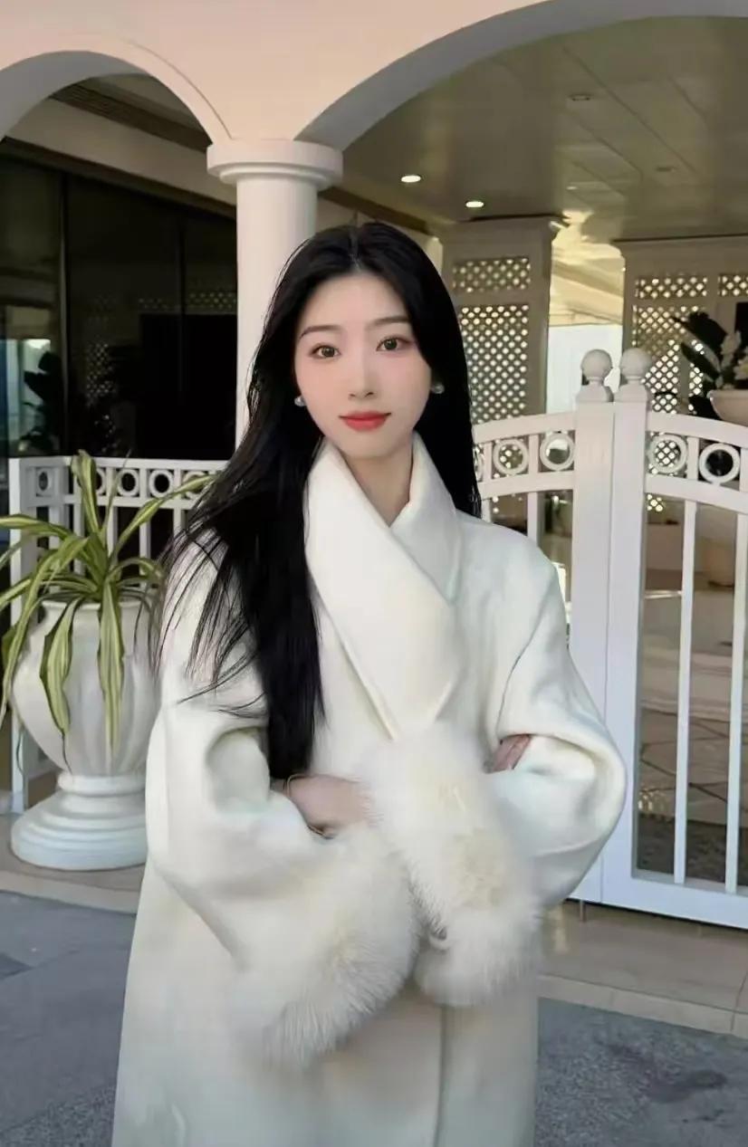 她叫小梅，一个普通的女孩，有着最真实的一面。她从来不觉得自己有多好，情商堪忧，性