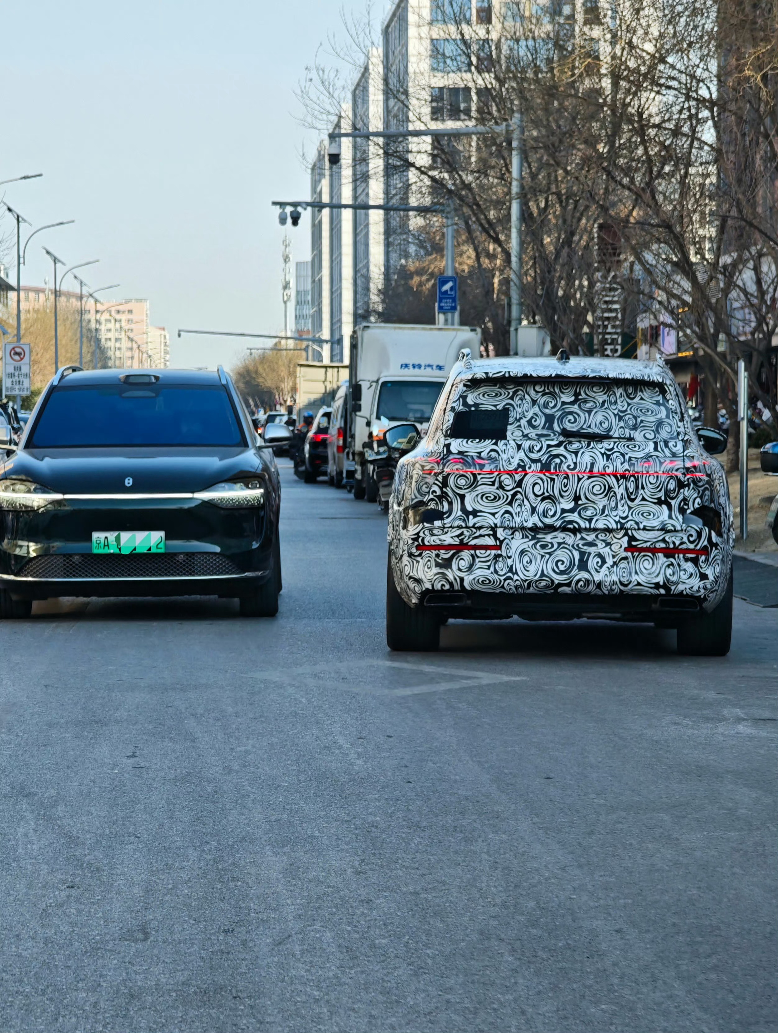 见过好几次奥迪Q9伪装车，确实很宽，明显比揽胜、问界M9这些常规的大型SUV要宽