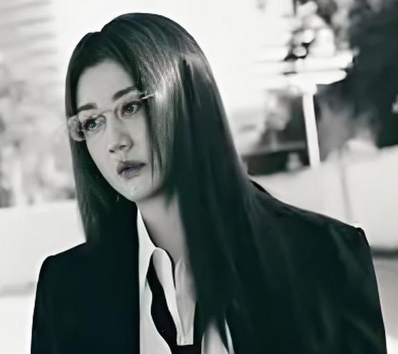 陈梦晒出的“机车风”照片确实让人眼前一亮。照片里她穿着利落的黑衣，眼神带着飒爽的