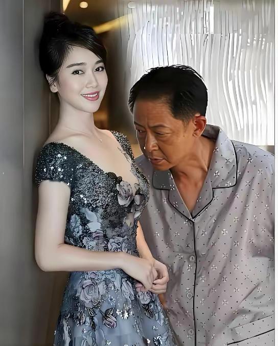 如果说冯小刚是下意识地看了一眼舒淇被抓拍的话，那么，王志文以这种方式看左小青，是