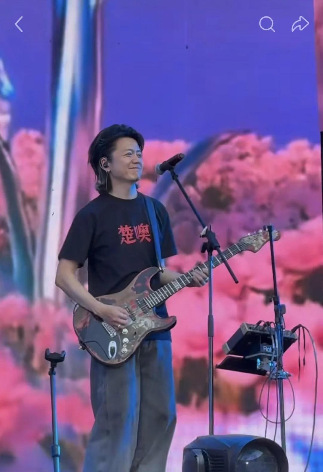 当你突然爱上了一个老乐手
于是做了一些考古工作
没想到我也有今天[偷笑]
有人认