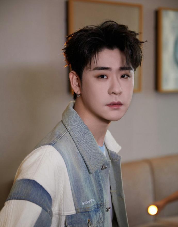 在北京展览馆，荧光棒第一次撕裂了相声剧场的空气。
台下坐着的，还是那批听《探清水