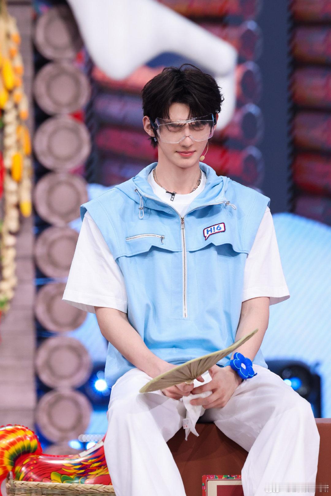 赖伟明谁教你这么乱用五官的每一个表情转换都猝不及防，五官放飞自我，随便一个瞬间都