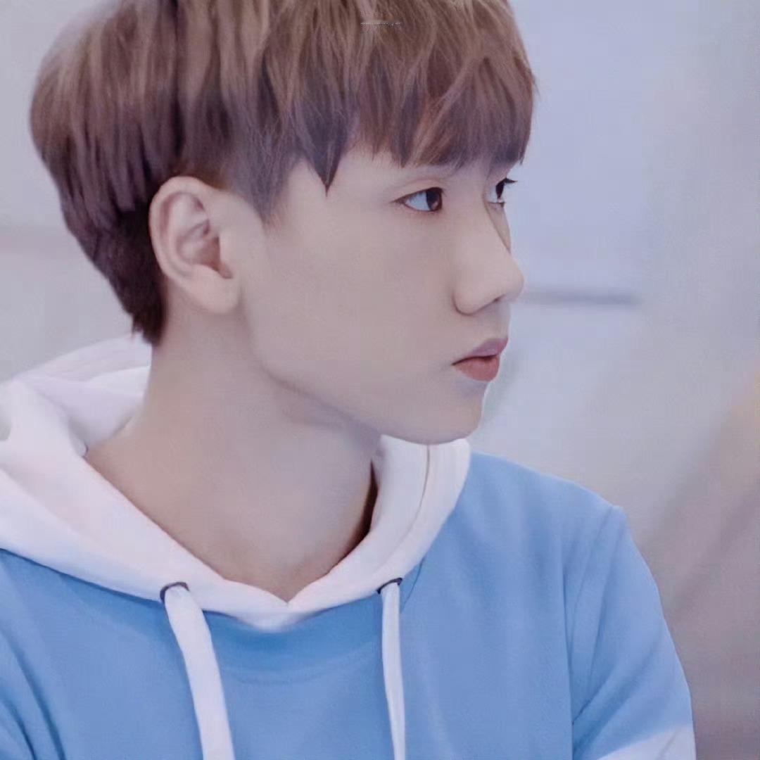 当《声生不息》播《端脑》剧照，汪苏泷开启“被迫营业”模式😆 那表情、飘忽的眼神