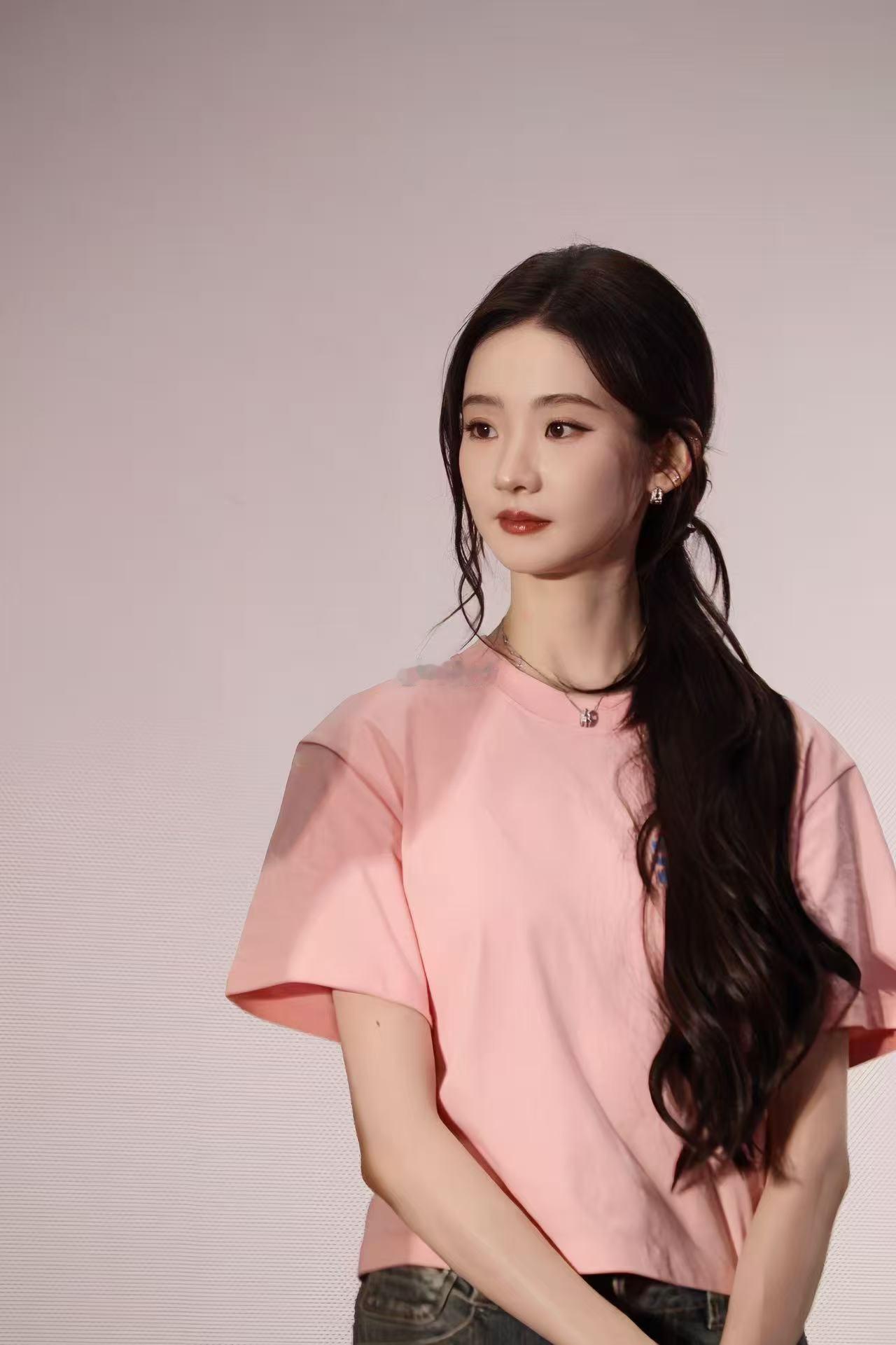 张艺凡戏外搓bgm戏里玩摇滚张艺凡甜心摇滚新娘 她身上那种少女感和摇滚的碰撞，恰