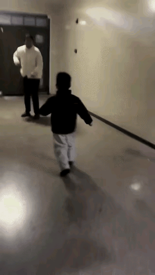 山西3岁娃刷到河南姑姑的视频，
单凭直觉就察觉姑姑不开心，
缠着妈妈要去见姑姑。