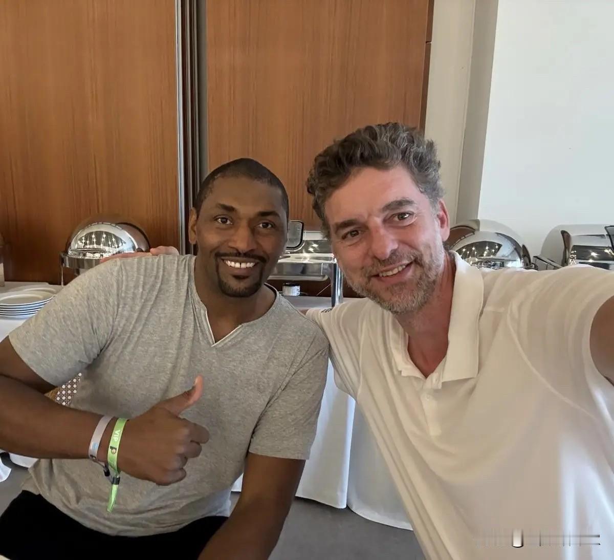 06月24日前NBA球员保罗-加索尔更新X，晒出一张与前队友慈世平的合影与球迷分
