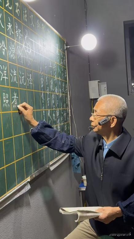 “这才是真正的园丁！”2016年，邯郸73岁退休老人，路边摆摊9年免费教书法课，