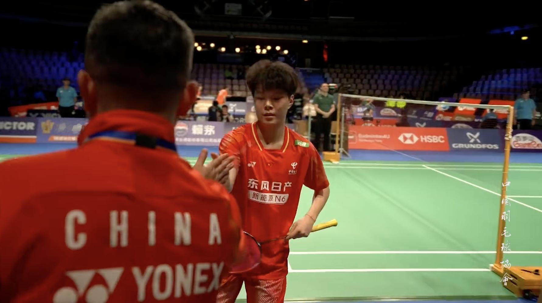 尤杯A组1号场地：中国🇨🇳 3-0 🇺🇦乌克兰一单：陈雨菲🇨🇳 21