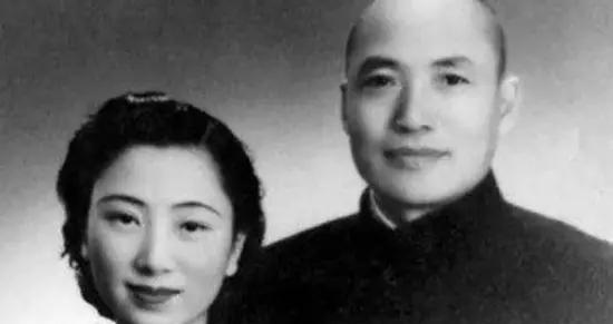 一天夜里，四川军阀杨森留宿九姨太蔡文娜房里，二人一夜缠绵。

红烛摇曳中，这个年