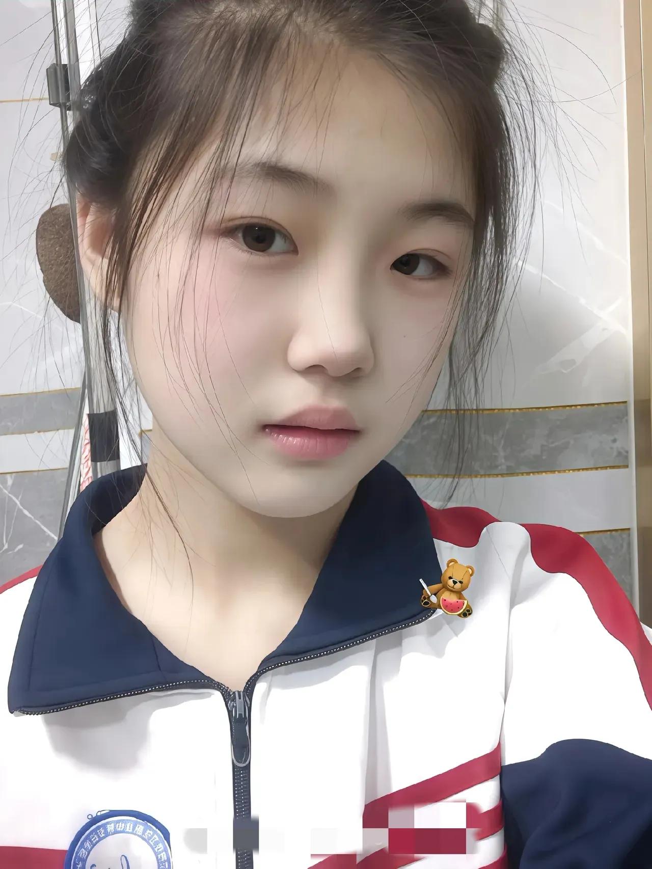 红袖映新春，书香满怀中。进入倒计时了，快活不了几天了[偷笑][偷笑]最后一学期要