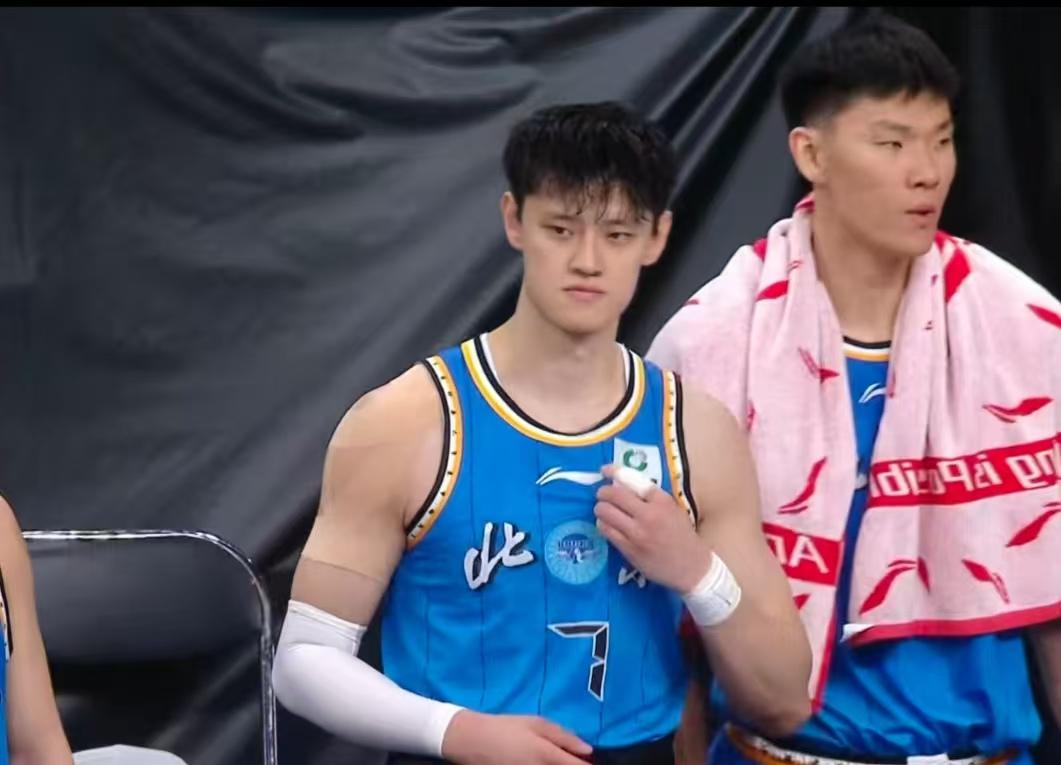 北京男篮完全是有周琦是王者，没周琦变青铜，这话真不是危言耸听！开赛阶段周琦全程在