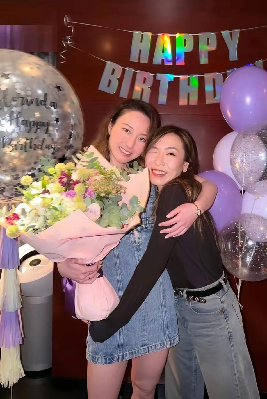 在迎来37岁生日之际，何超云依然保持着青春焕发的状态，容貌端庄大方，气质从容优雅