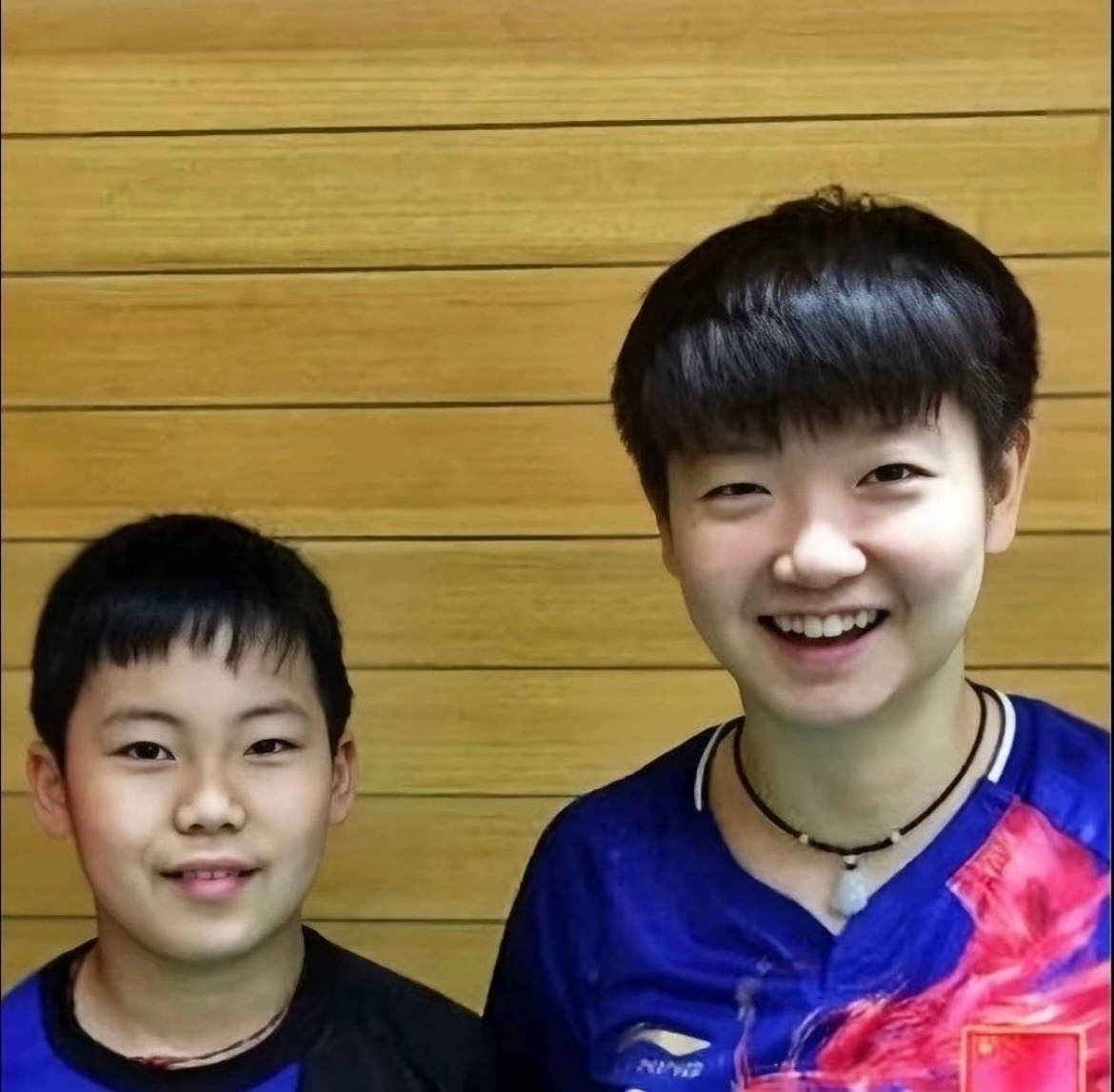 少爷这小子命真好，又有机会和我宝合影了。