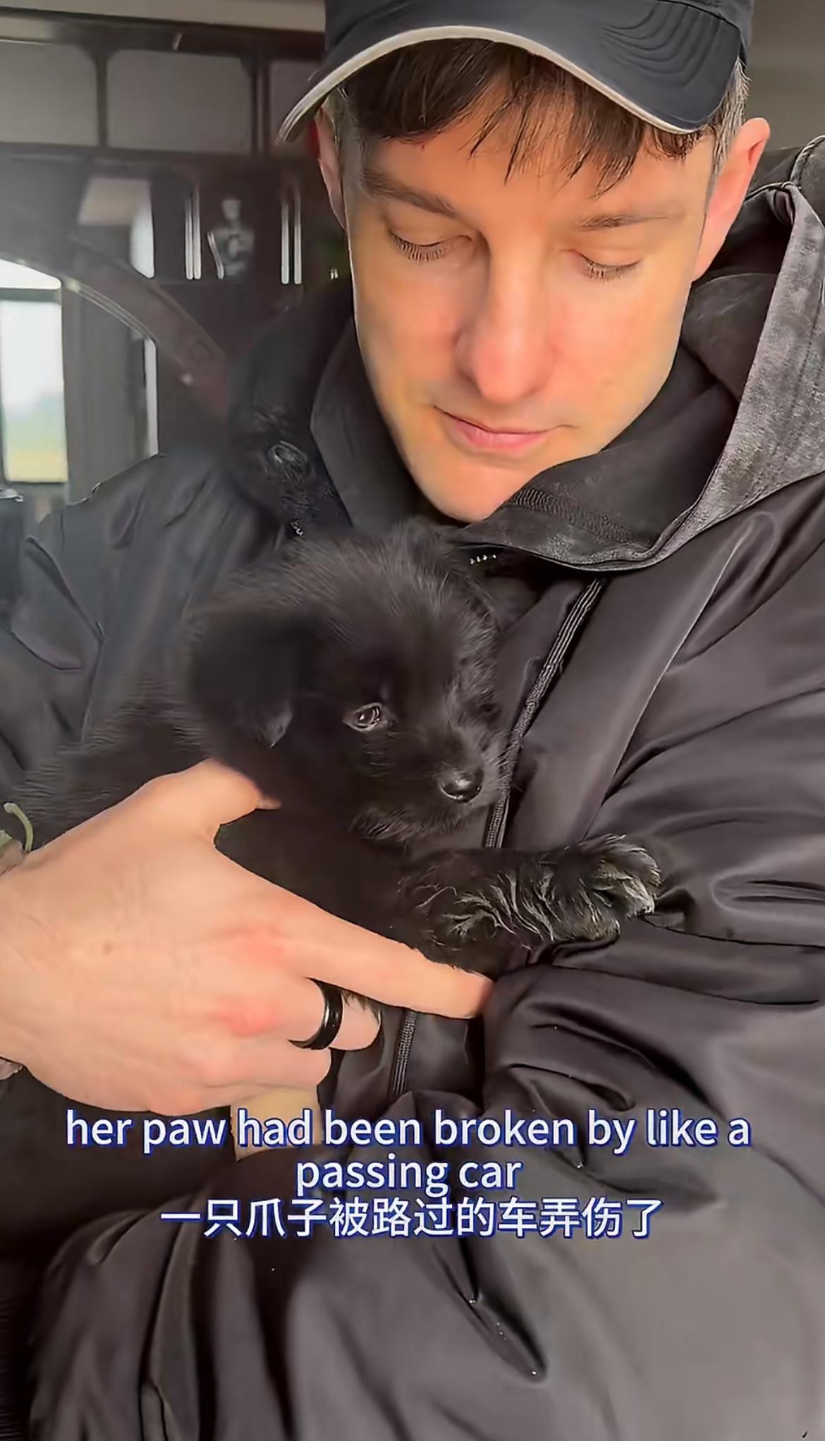 外国小哥哥在中国农村捡到了一只小狗，看到它的时候伤痕累累，爪子被车压过了，于是他