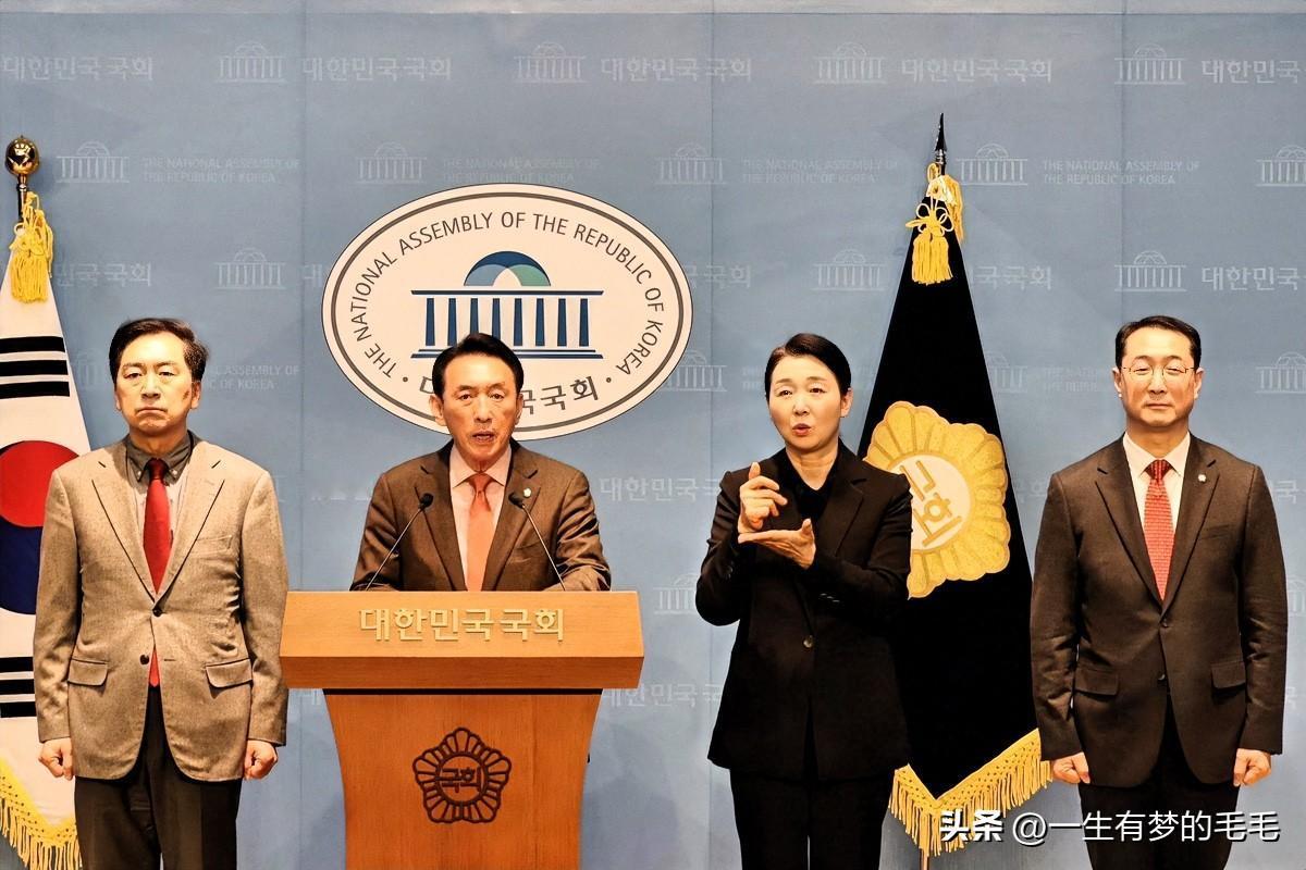 1月27日韩国国会外交统一委员会的国民力量党议员针对美总统宣布对韩产商品加征25