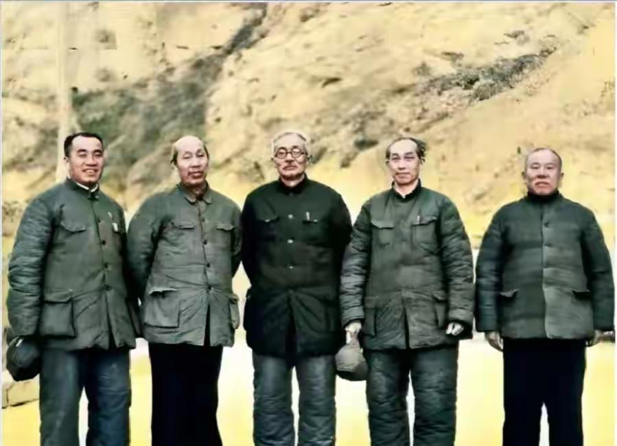他们是延安最有资历的老革命，被尊为“延安五老”，能认出他们是谁吗？
 
这五位老