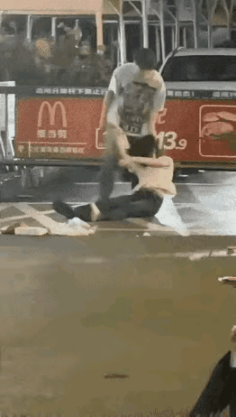 这一对男女爱之深，恨之切，下手也很狠，男子原本和女友在逛街，两个人已经有好几天没