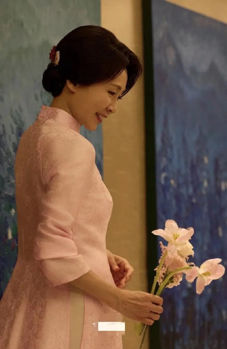 55岁越南第一夫人吴芳璃，盛款60岁，韩国总统夫人金惠景，两人年龄相差五岁，穿上