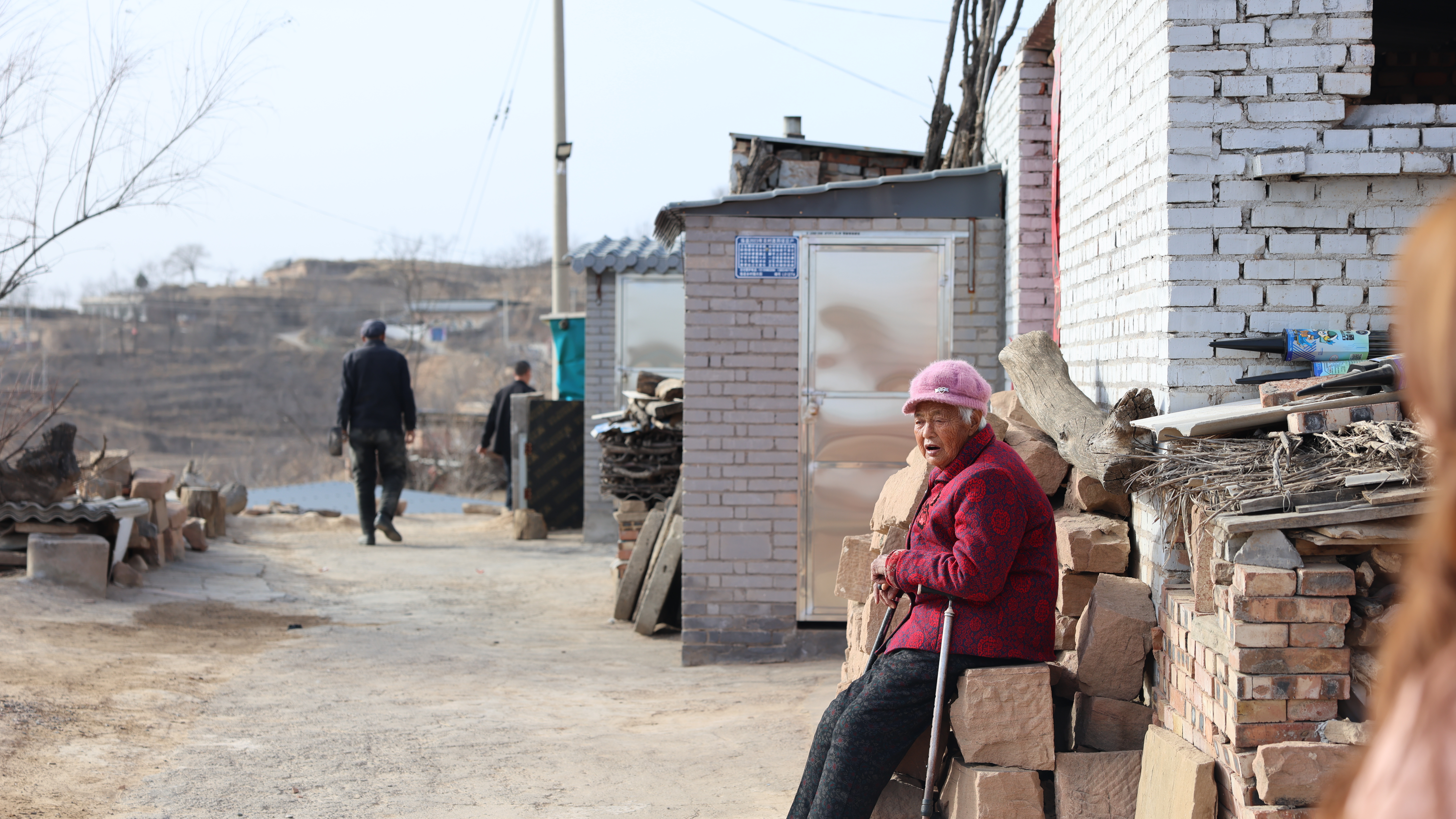 返程前的告别看泪目了离别本就是个让人特别难受的事，特别是短暂相聚后的离别。 