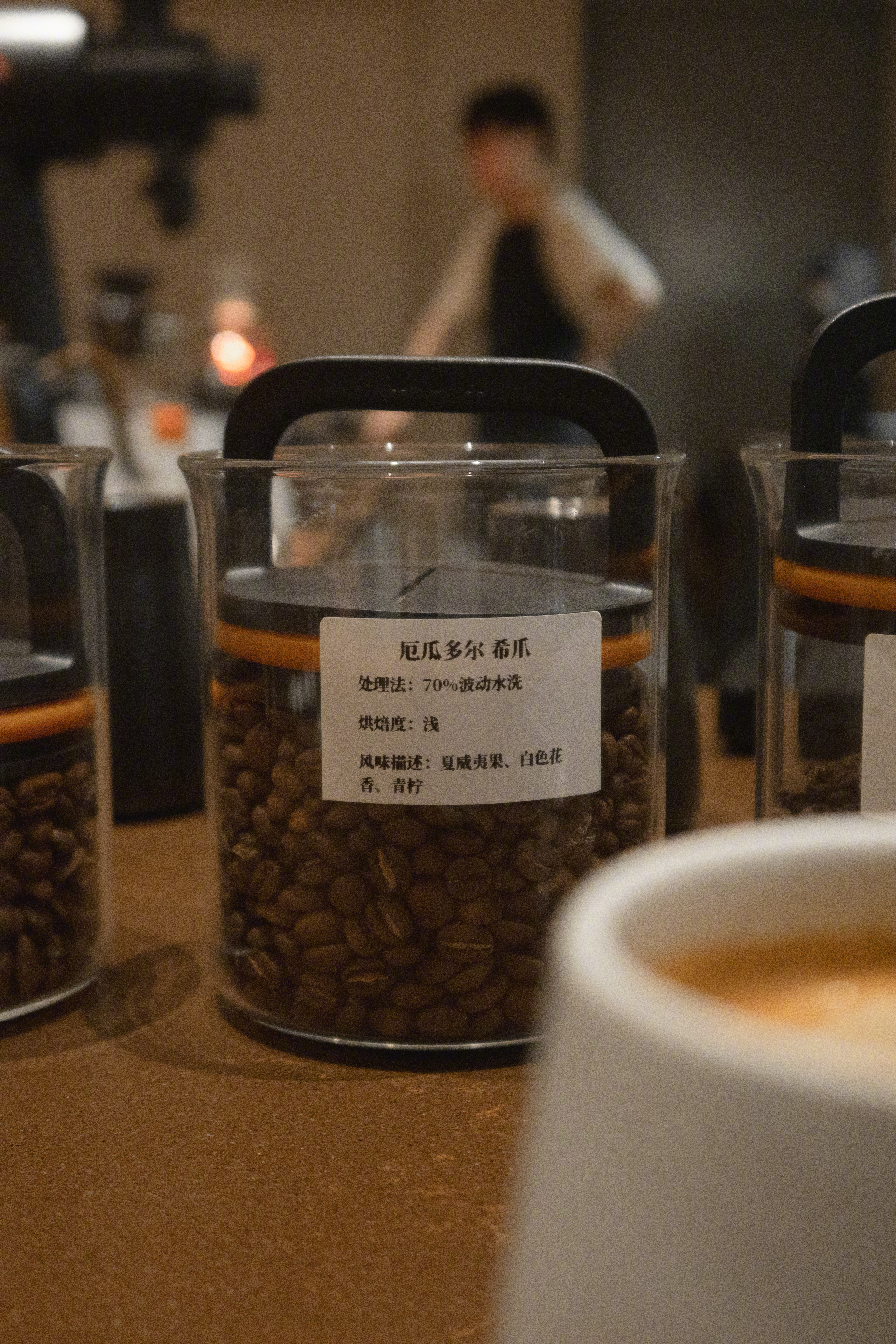 「很多事情不该是这样，却又好像只能这样。为什么？」「因为人生本身就是一场巨大的事