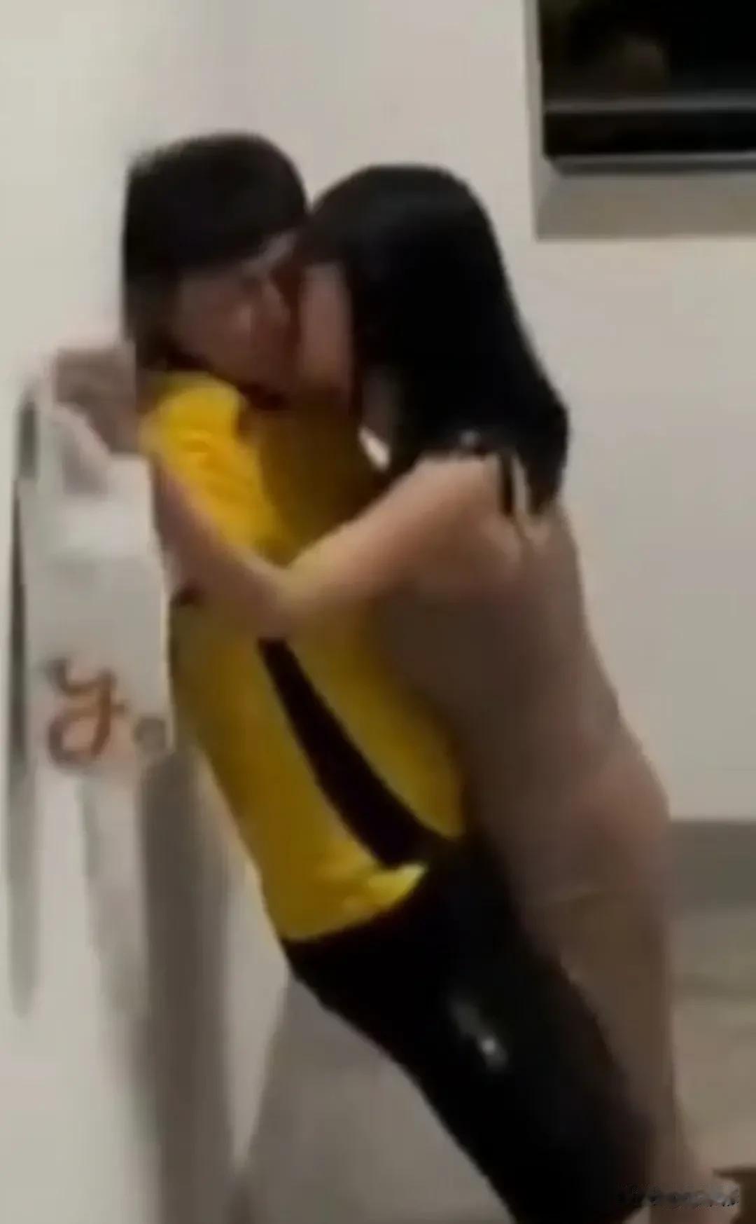 女业主猥亵男外卖员？这女业主是有多ji渴？男外卖员又是有多帅呢？真相来了！

近