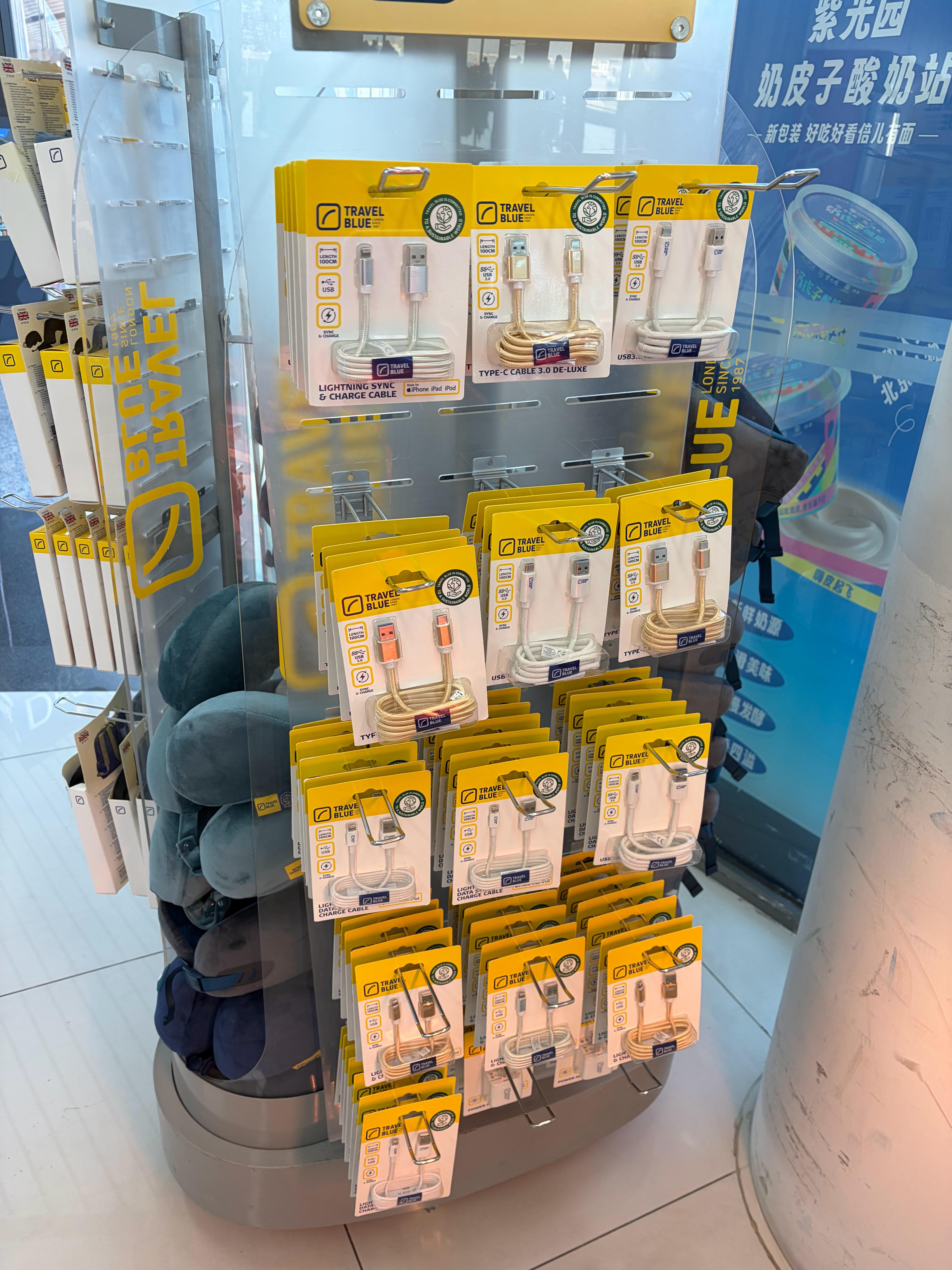 今天飞上海出差，早上有个拍摄出门太着急了，结果忘带充电器了在大兴机场逛了一圈都没