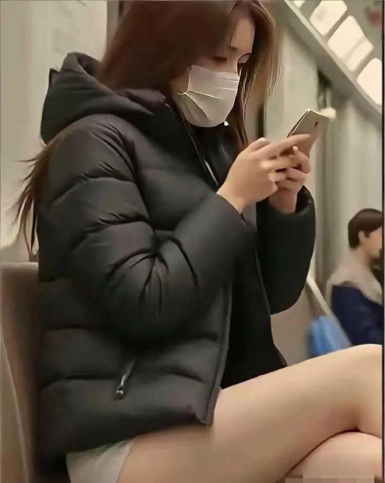 上班穿羽绒服配短裤，

冷了还是美了，

她图个啥

一大早地铁里冷得很，看到个