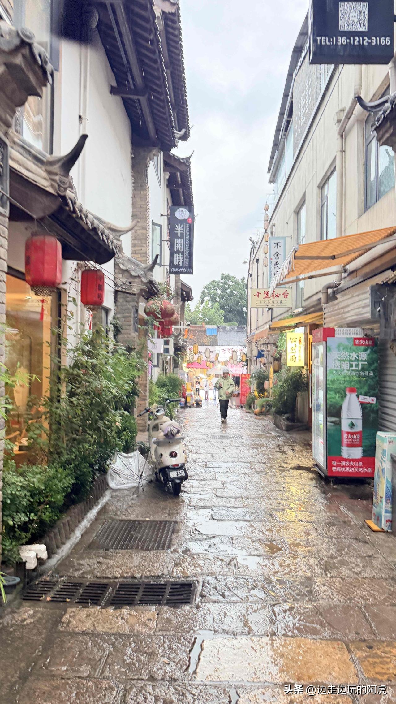 藏在洛阳老城胡同里的一条街，东大街与道尊街的路口，这条小巷很有意境，两边的绿植，