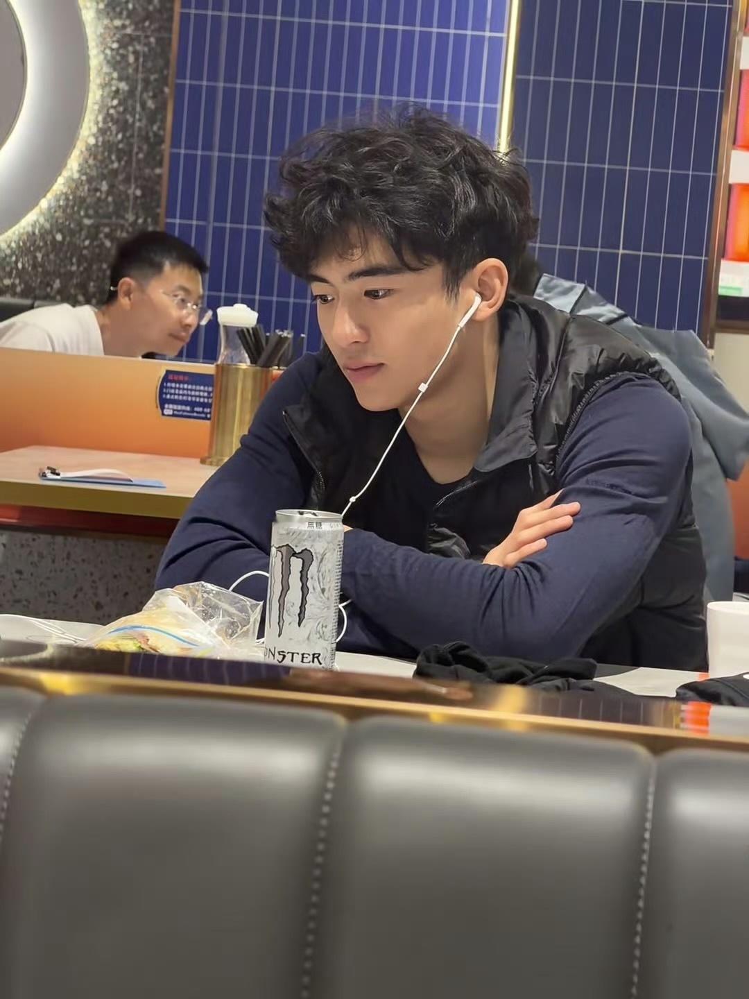 偶遇谢霆锋张柏芝大儿子 网友偶遇谢霆锋大儿子Lucas，人群中好抢眼，卷毛帅哥！