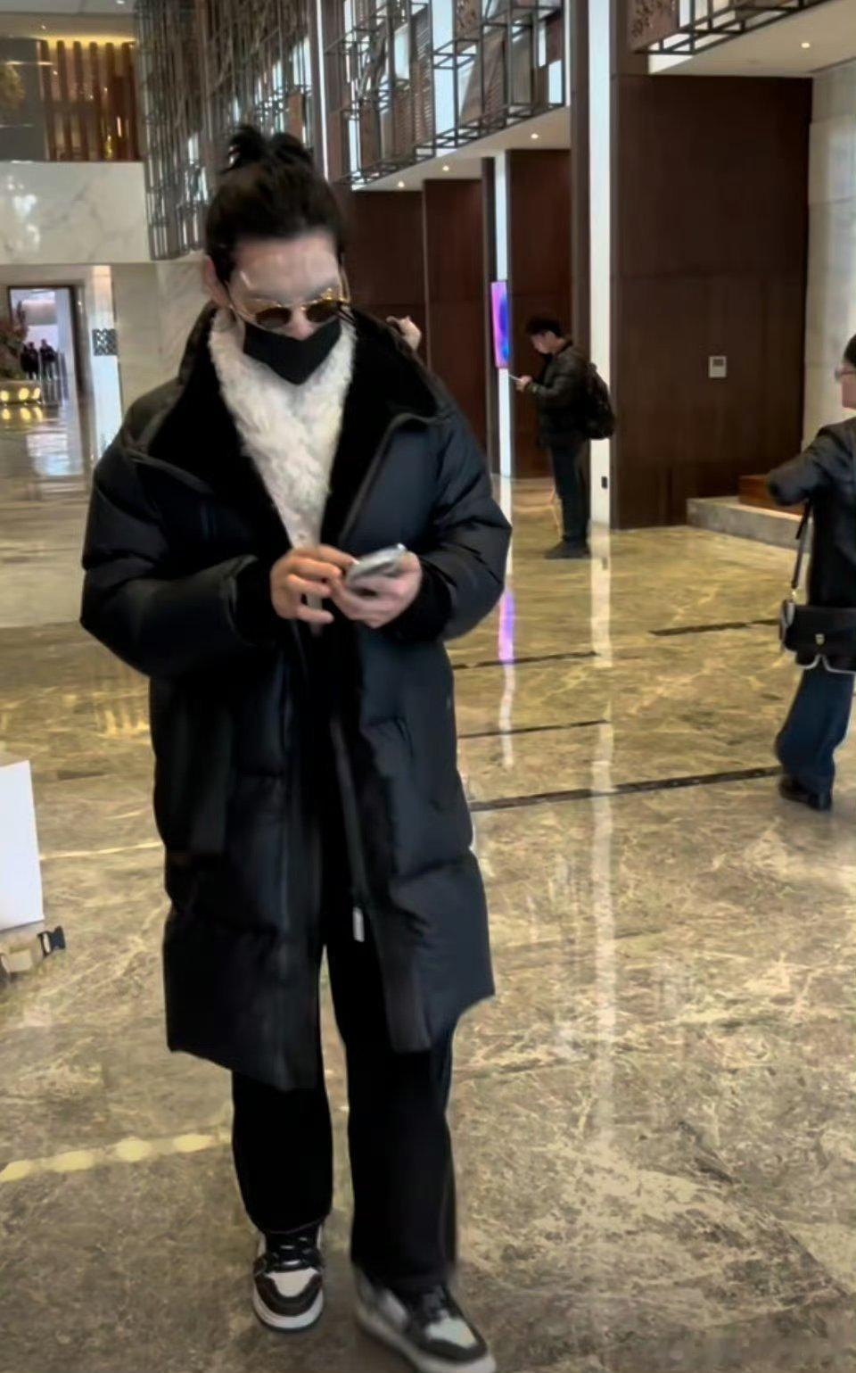 向佐敷面膜都这么抽象 绝了~向佐你就是吃抽象这碗饭的啊！在搞抽象这条赛道上也是越