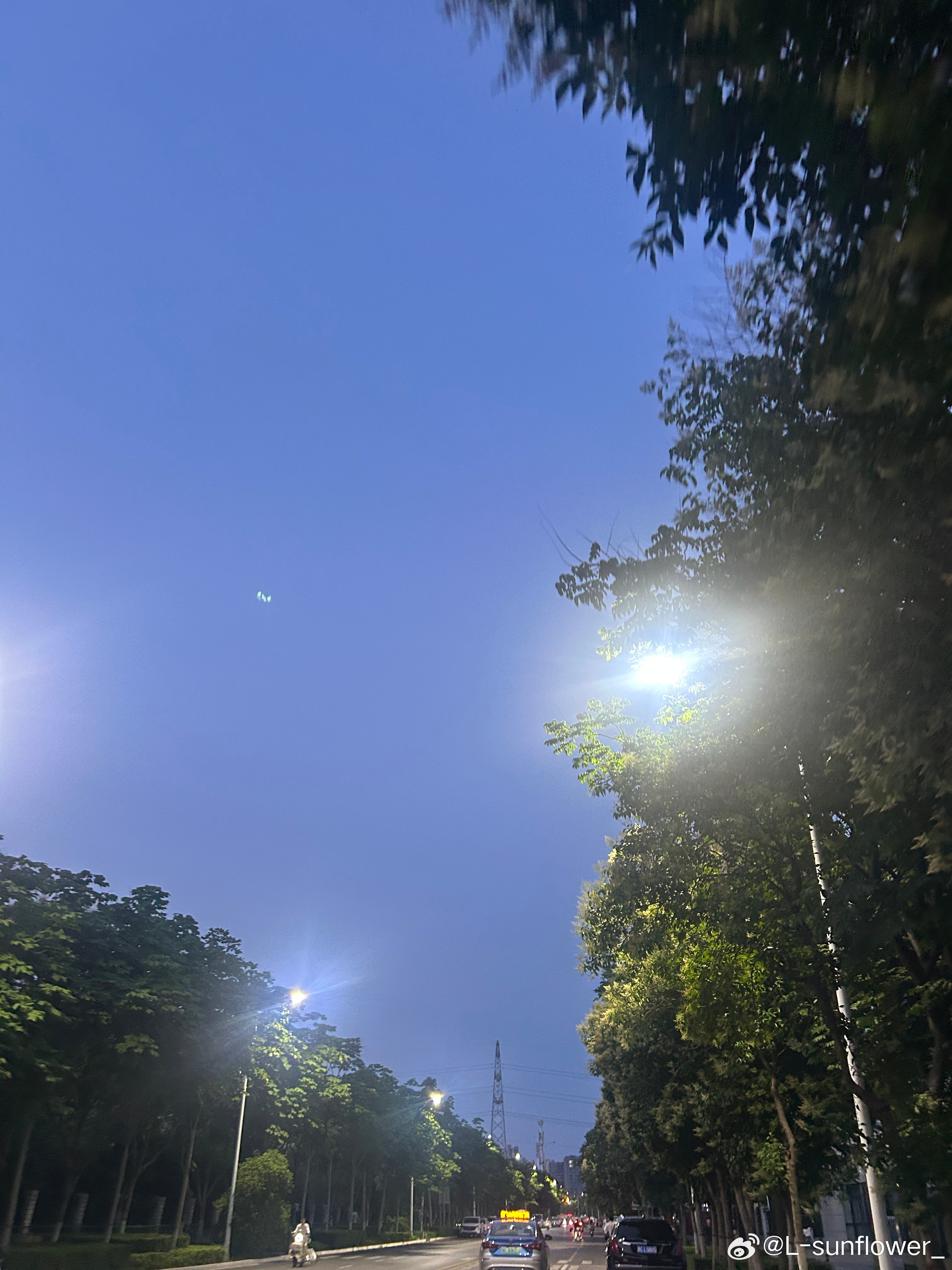 结束一天的奔波。躺在床上看个喜欢的电视。好好享受安静的夜晚。晚安棚友们🌃 