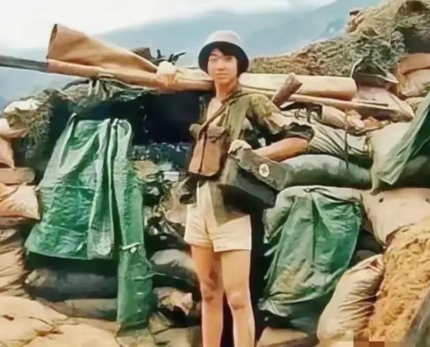老山照片传遍全网，名字却一直叫错，她到底是谁？
我们看的那张女兵扛担架的照片，其